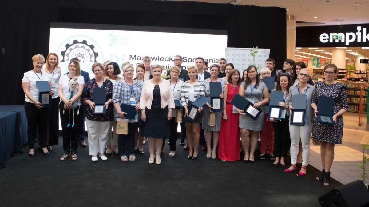 Na zdjęciu grupa osób nagrodzonych Mazowiecką Marką Ekonomii Społecznej w towarzystwie Marszałek Elżbiety Lanc