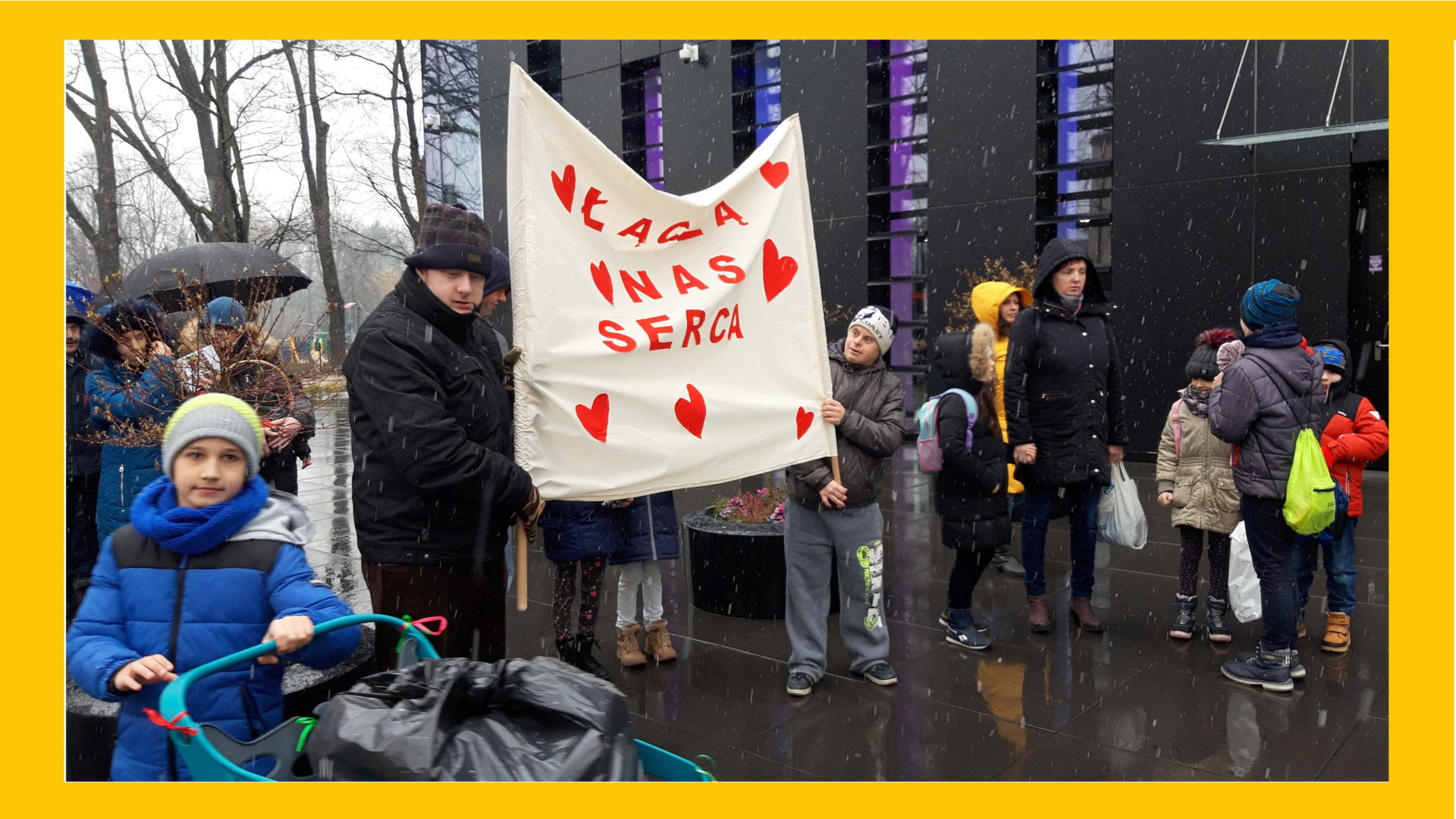 Na zdjęciu grupa osób trzymająca transparent z napisem Każdy ma serce.