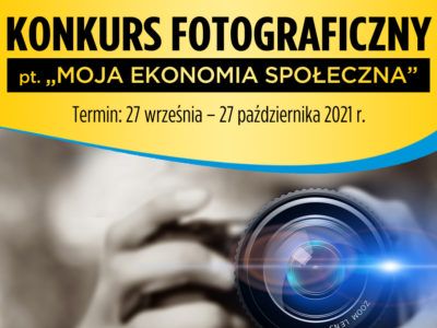 Na zdjęciu tytuł konkursu fotograficznego "moja ekonomia społeczna" wraz z terminem przesyłania prac od 27 września do 27 października 2017 roku oraz zbliżenie na obiektyw aparatu fotograficznego. jest on trzymany w dłoniach, które są w tle.