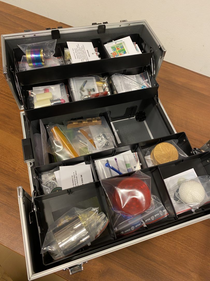 Na zdjęciu znajduje się walizka terapeutyczna, z atrapami narkotyków służąca do walki z uzależnieniem.
