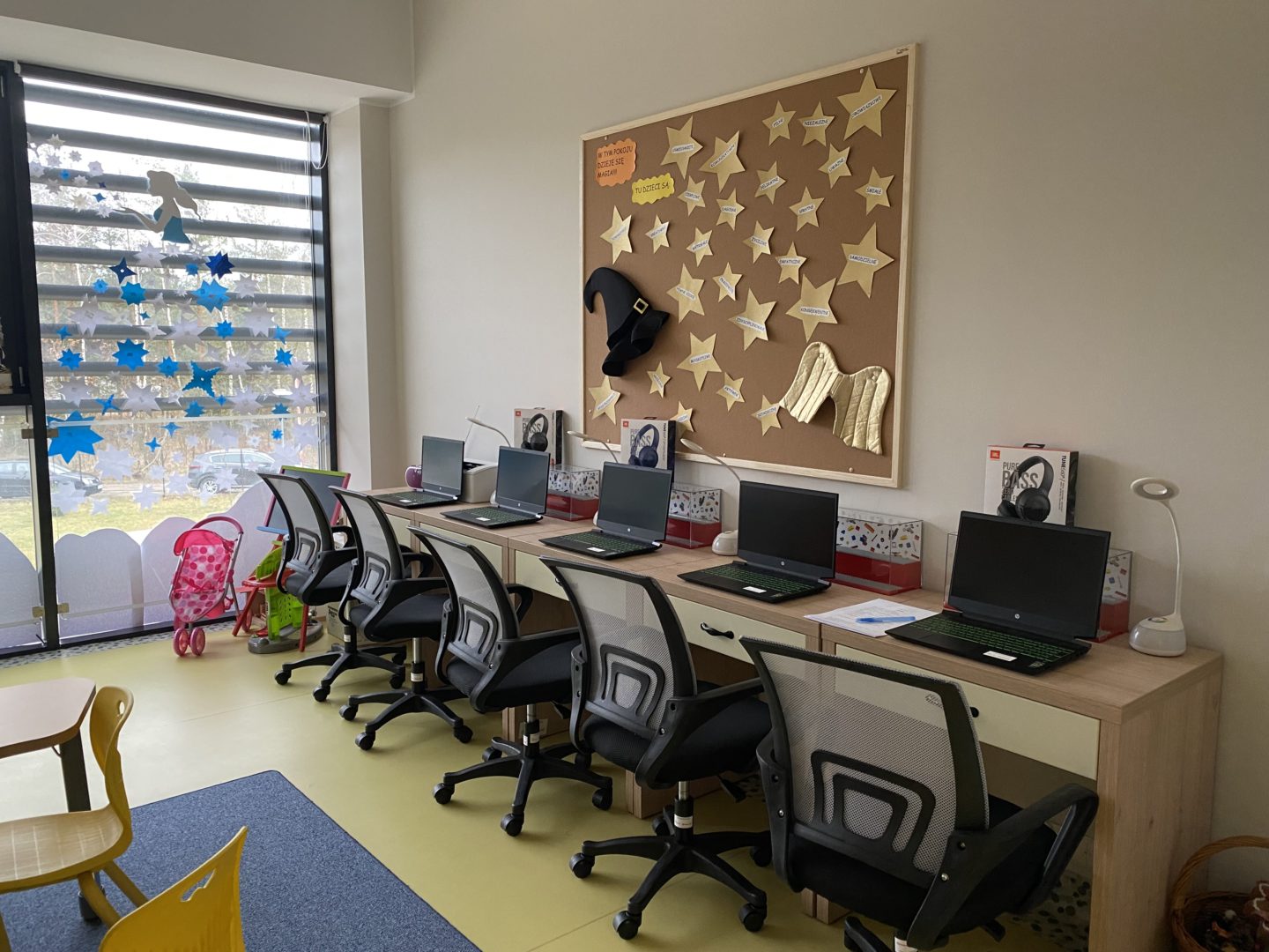 Zdjęcie przedstawia salę komputerową w placówce terapeutycznej dla dzieci
