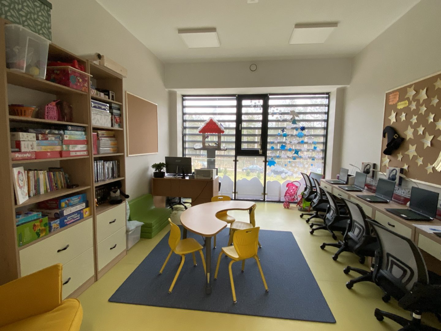 Zdjęcie przedstawia pokój komputerowy dla dzieci w placówce terapeutycznej dla dzieci