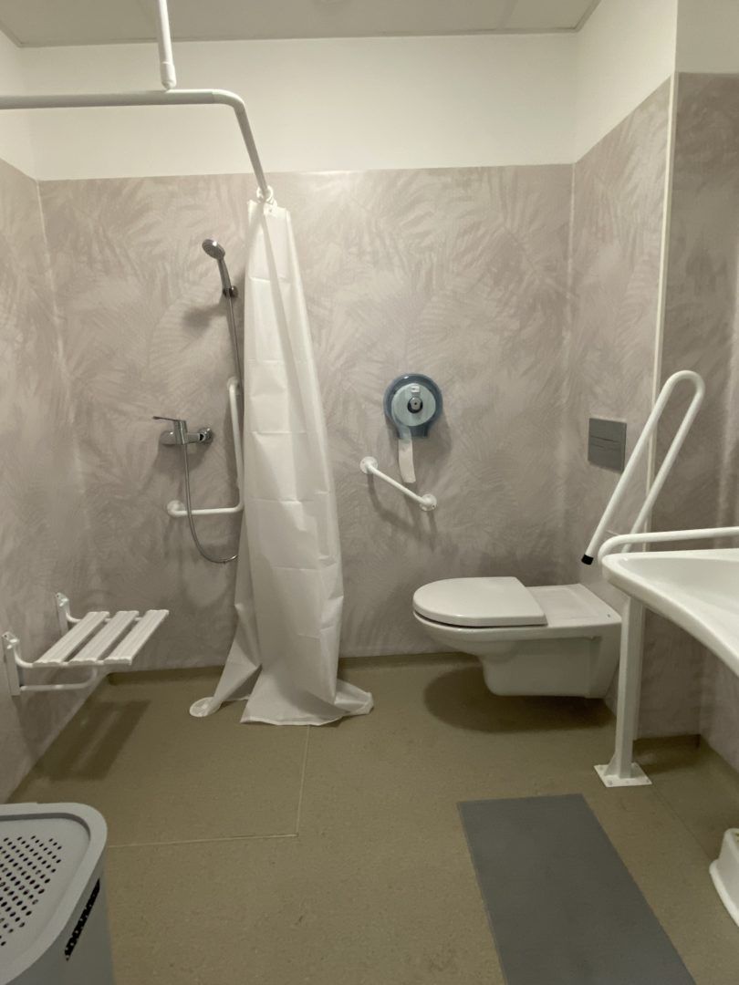 Zdjęcie przedstawia łazienkę w specjalistycznej placówce terapeutycznej dla dzieci