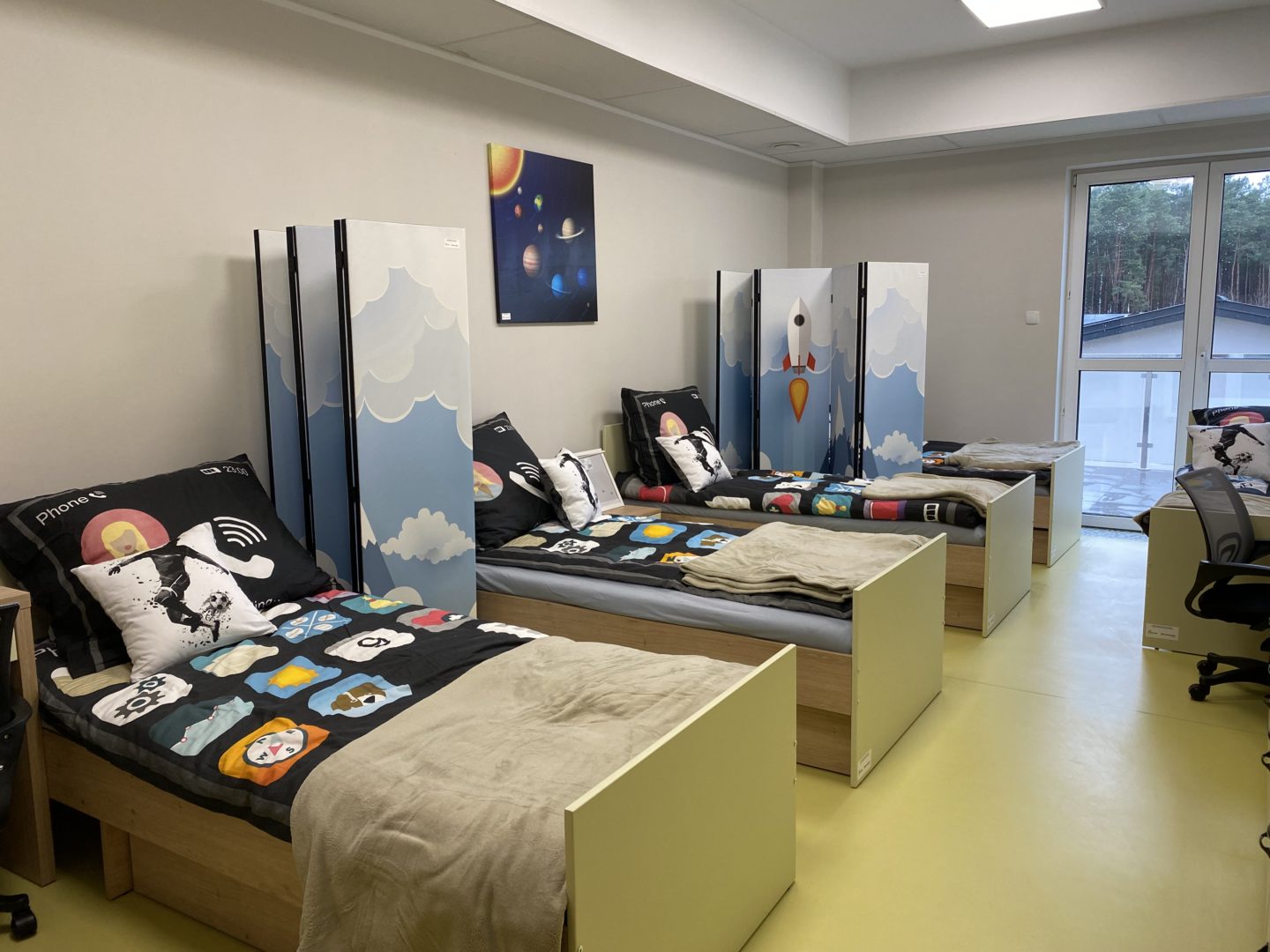 Zdjęcie przedstawia pokój przeznaczony dla nastolatków w nowej placówce terapeutycznej dla dzieci