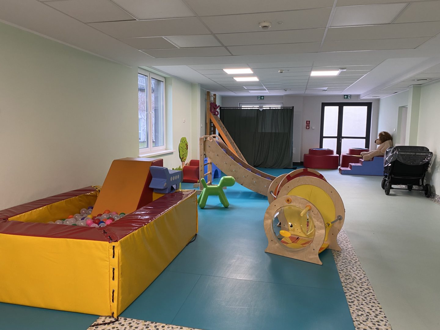 Zdjęcie przedstawia salę zabaw w nowej specjalistycznej placówce dla dzieci znajdującej się w Kraszewie gmina Raciąż